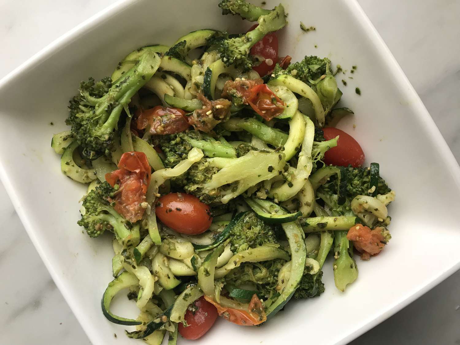 Mì zucchini pesto với cà chua và bông cải xanh