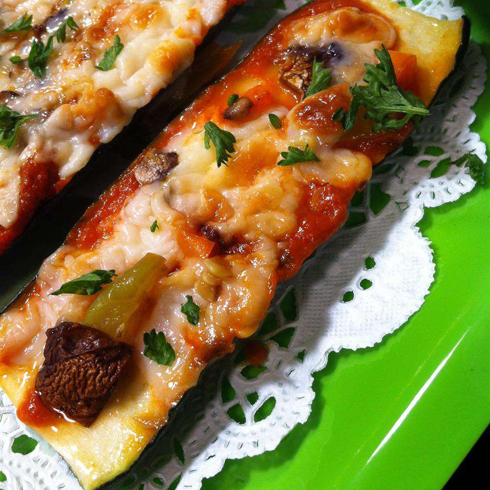 Bánh pizza zucchini nướng với phô mai dê