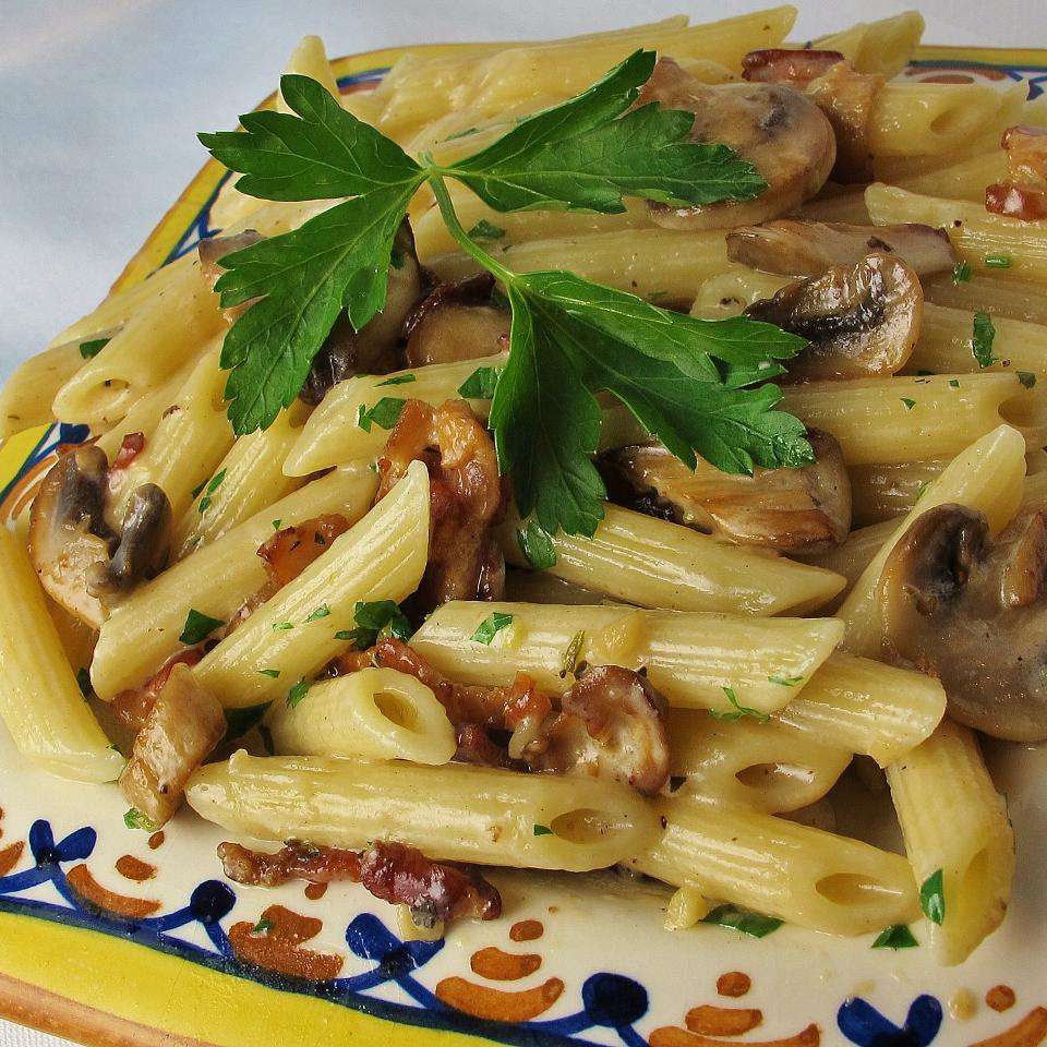 Penne với pancetta và nấm