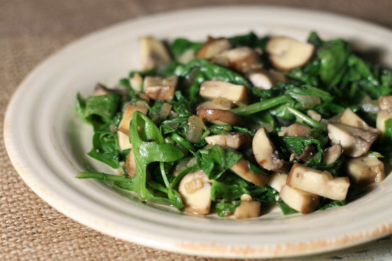 Arugula héo và nấm portobello