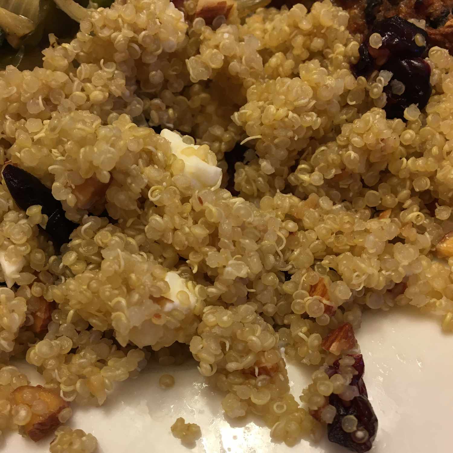 Quinoa với feta, quả óc chó và quả nam việt quất khô