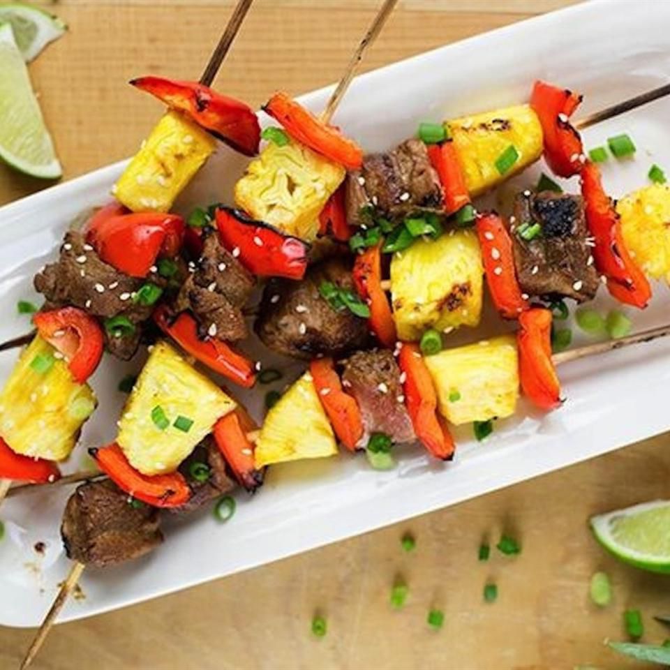 Thịt lợn nướng và dứa kabobs