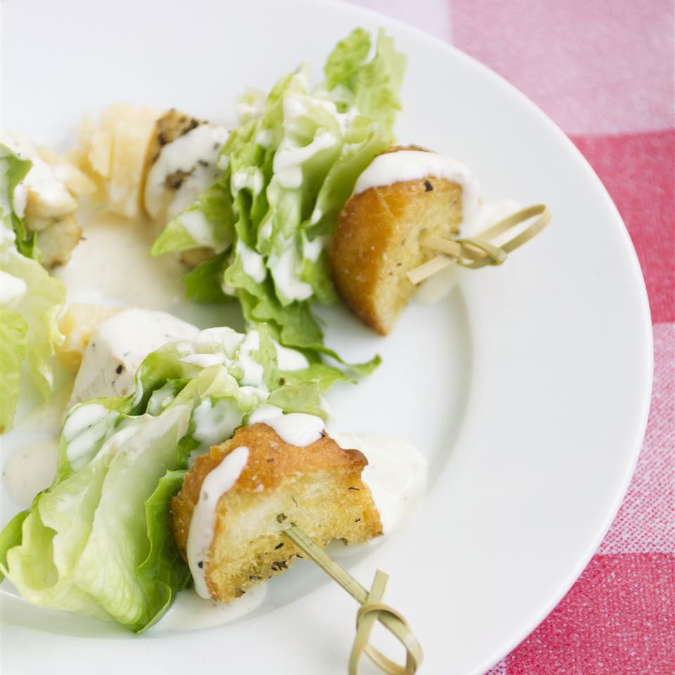 Gà Caesar salad trên một cây gậy