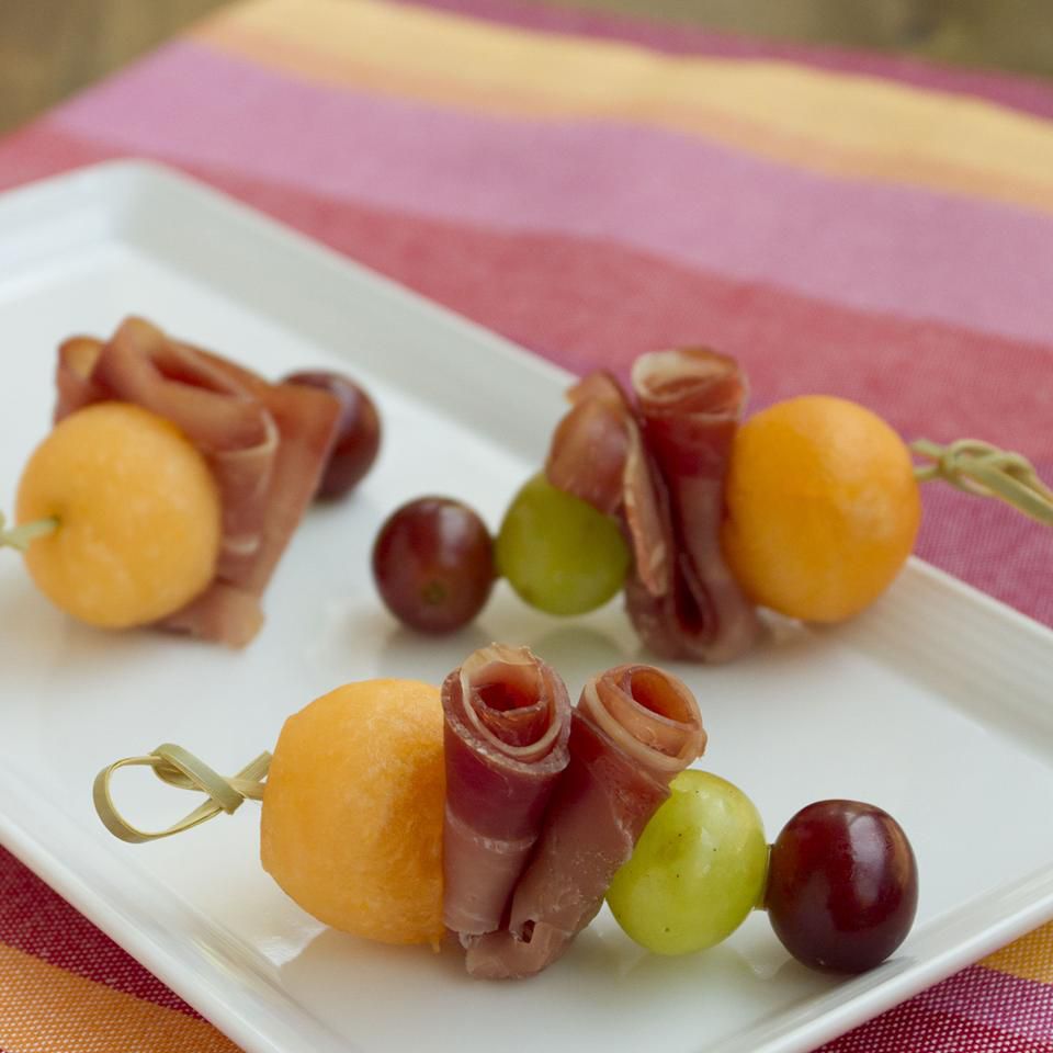 Prosciutto e melone trên một cây gậy