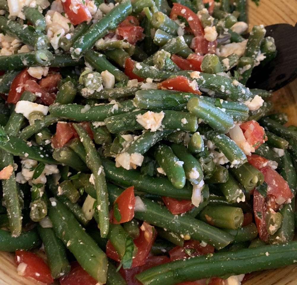 Salad đậu xanh lạnh với feta và cà chua anh đào