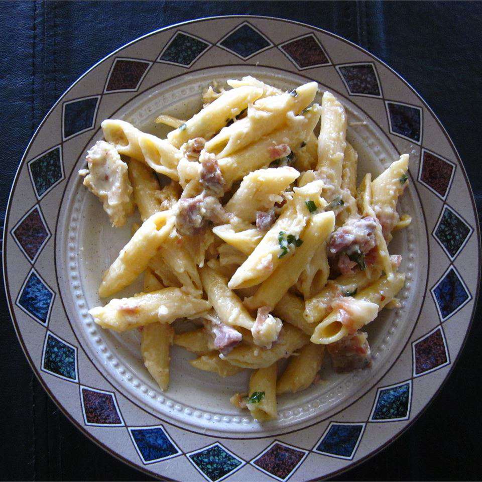 Pasta carbonara với thịt gà