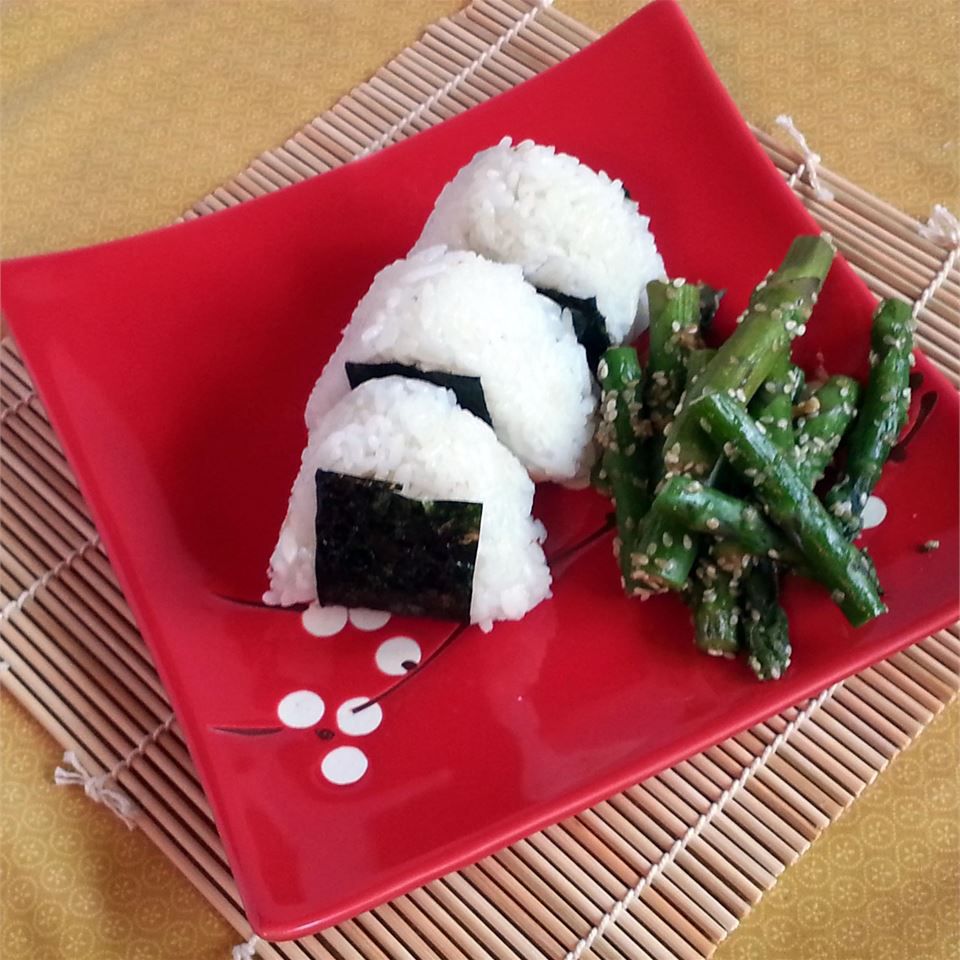 Cách làm bóng gạo Nhật Bản (Onigiri)