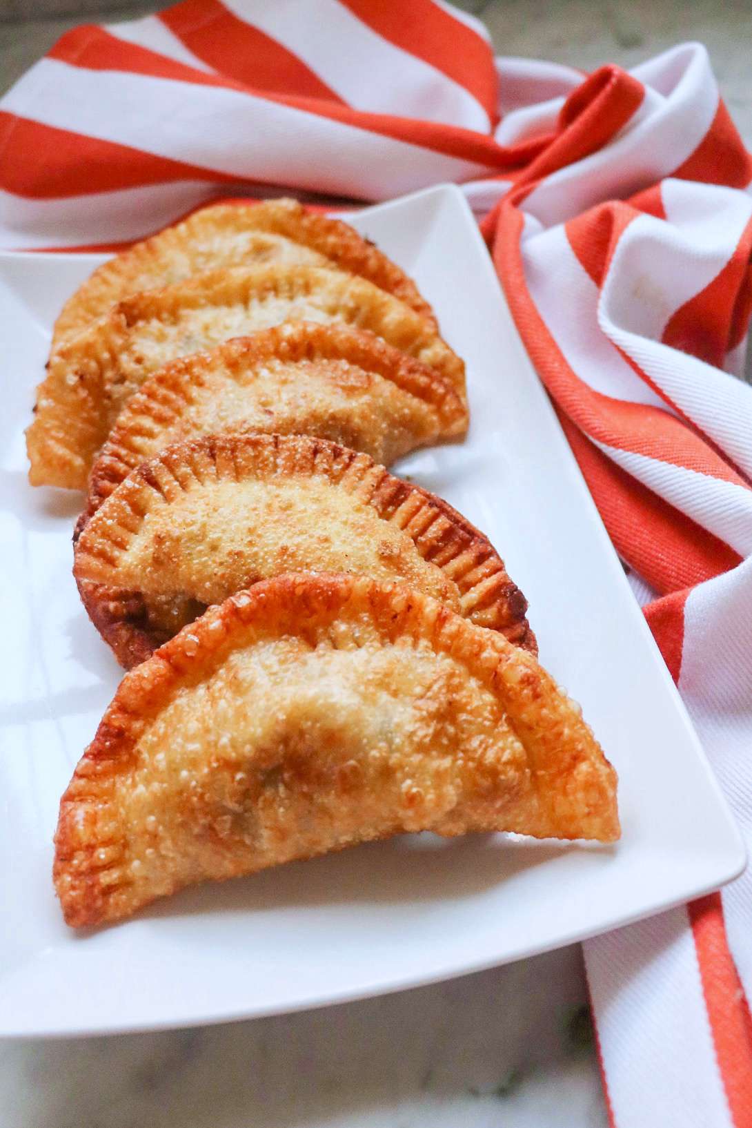 Thịt bò chiên empanadas với ô liu và sofrito