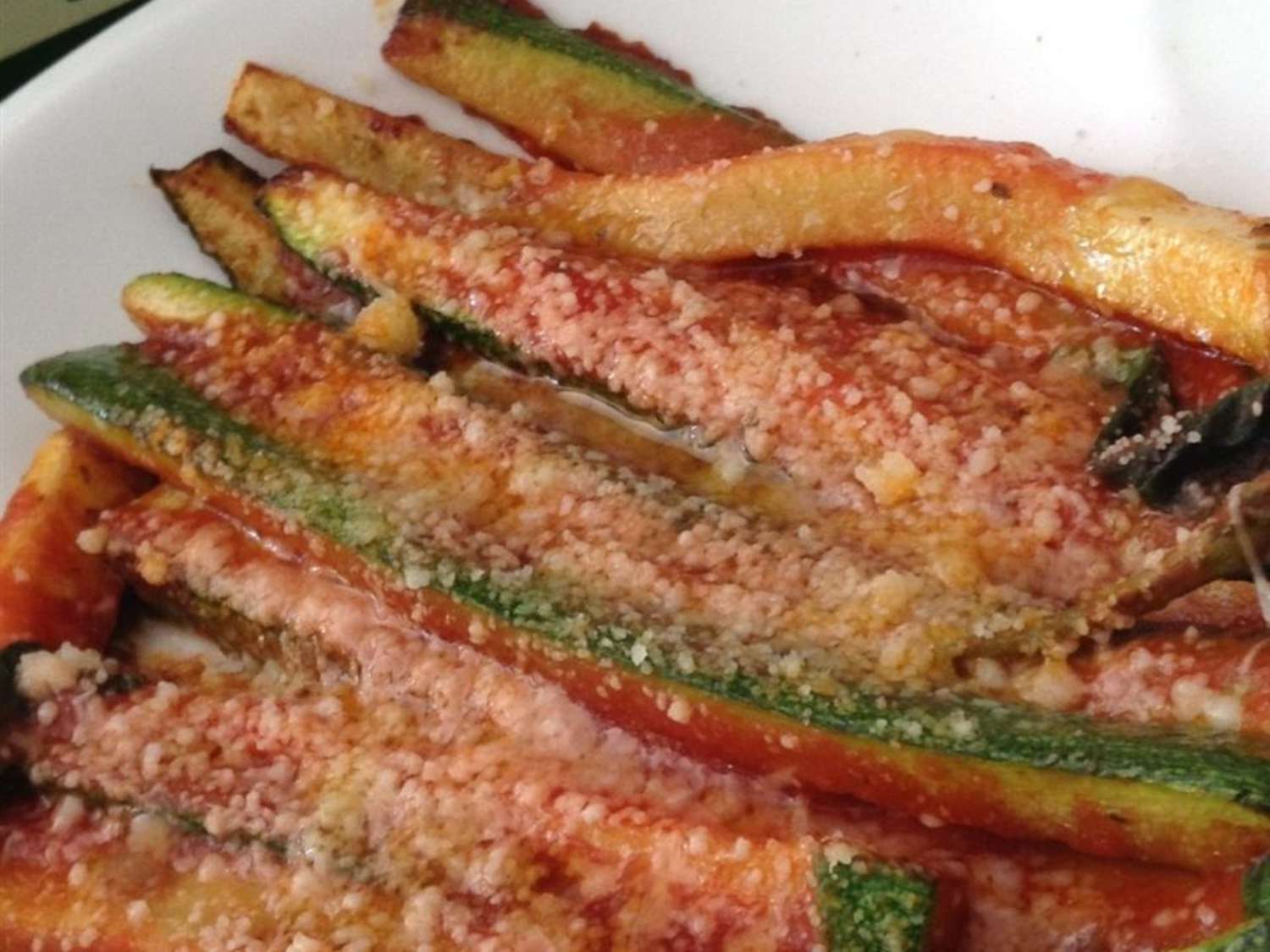 Zucchini parmesan với nước sốt cà chua