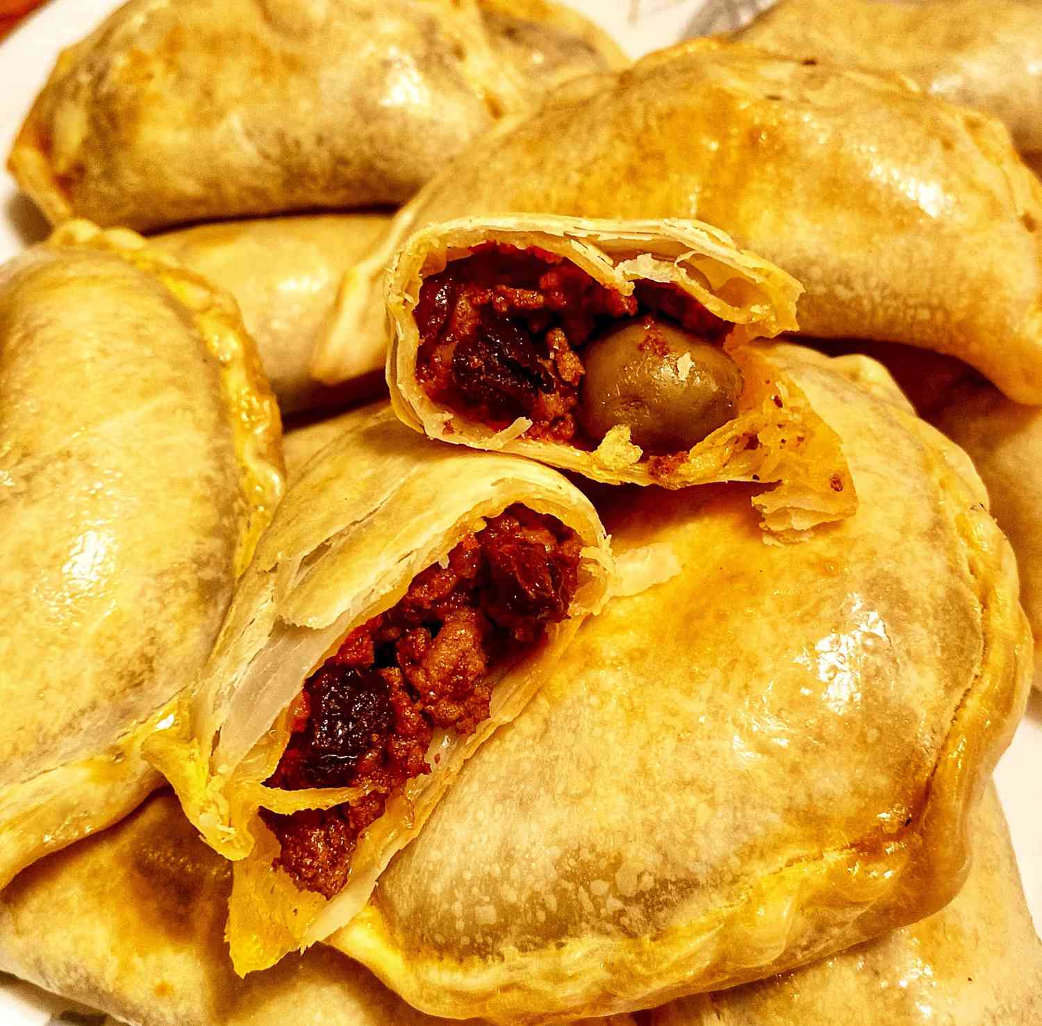 Thịt bò empanadas với ô liu và nho khô