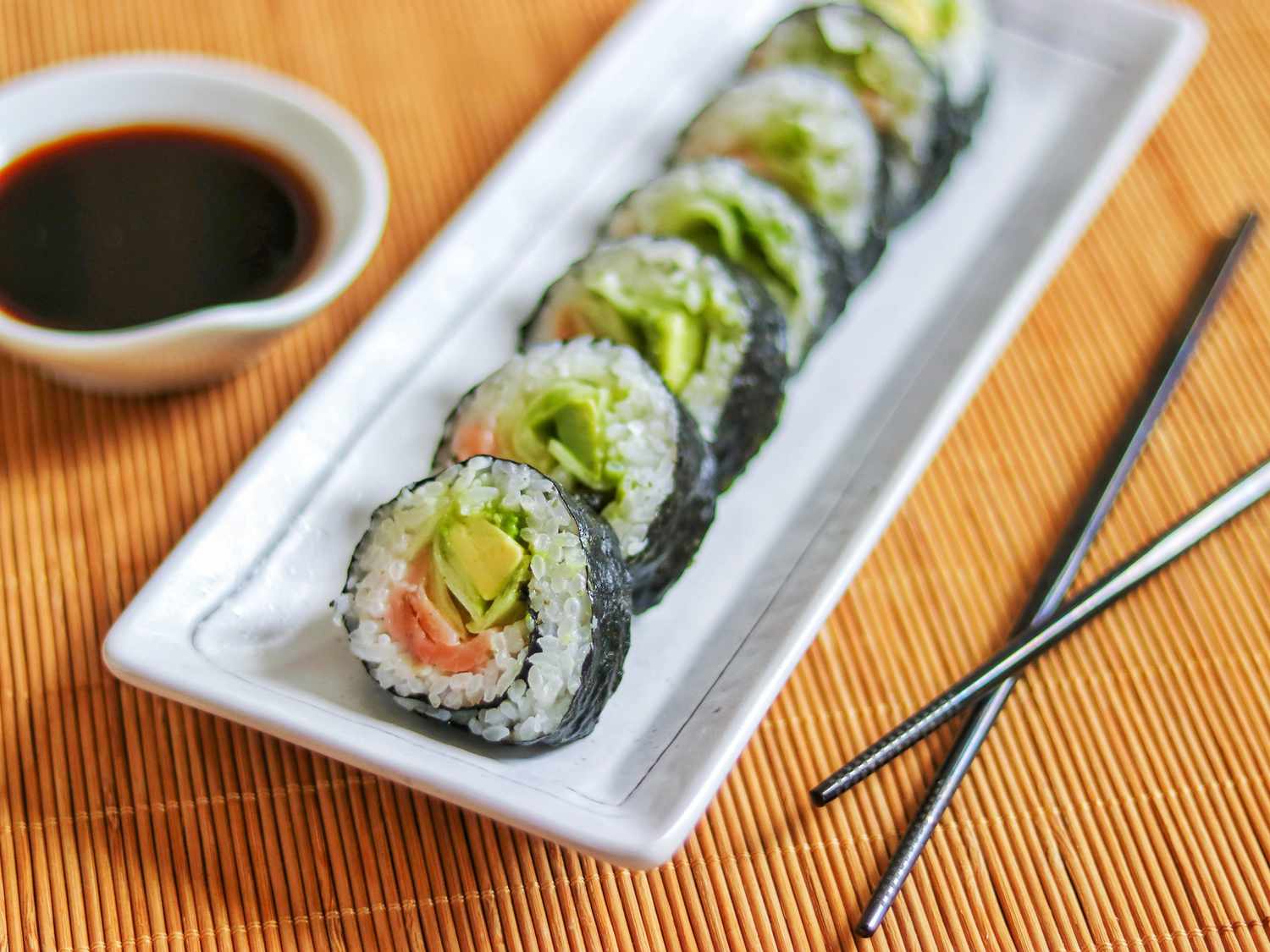 Cuộn sushi cá hồi hun khói