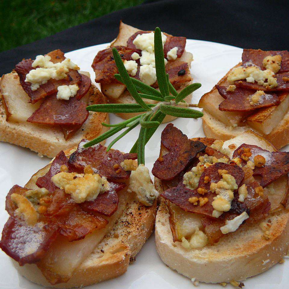 Phô mai xanh, thịt xông khói và bánh sandwich brunch