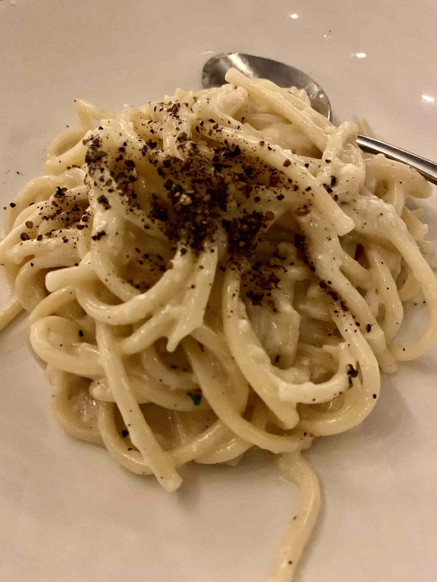 Cacio e pepe (phô mai và mì ống tiêu)