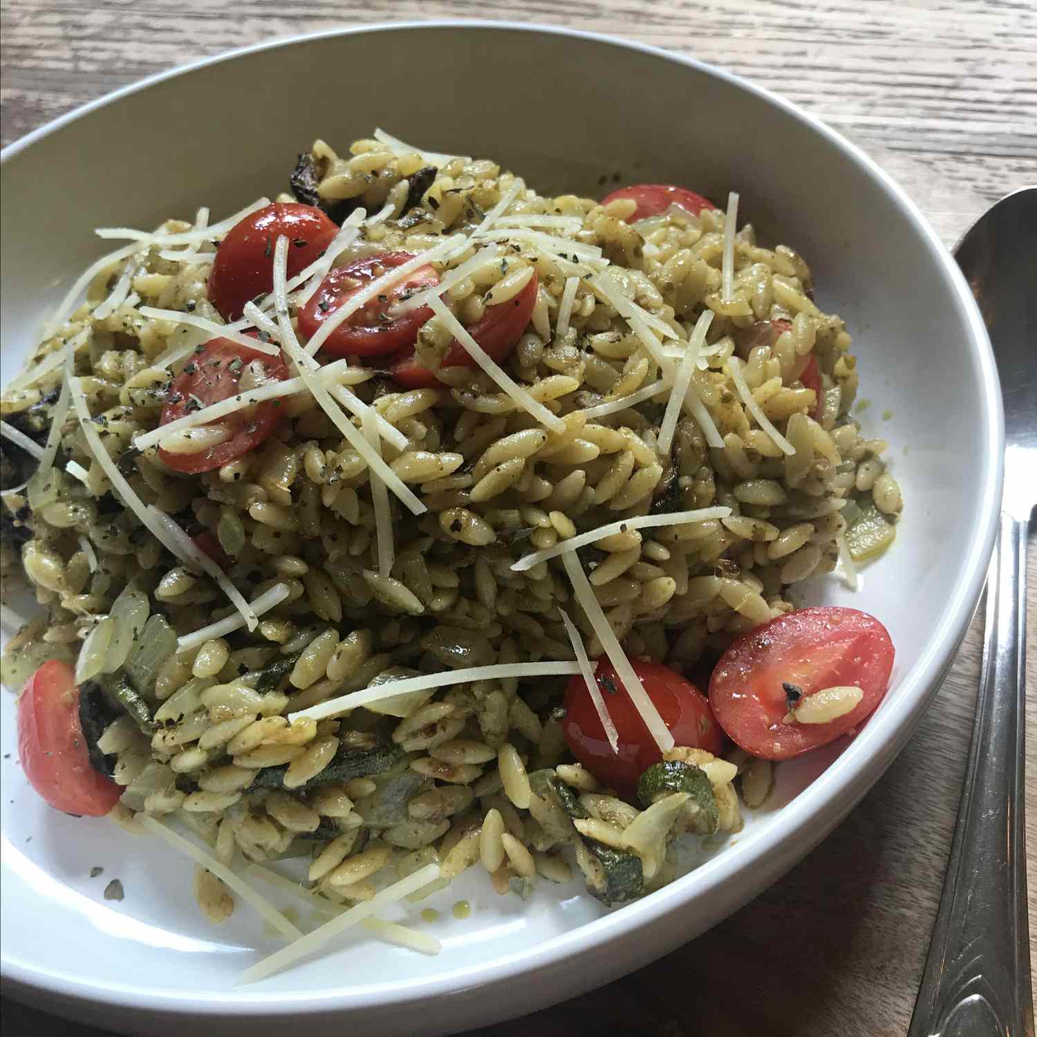 Pesto orzo với zucchini rang