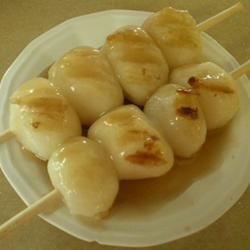 Kushi Dango (Bánh bao gạo xiên Nhật Bản) với nước sốt Mitarashi