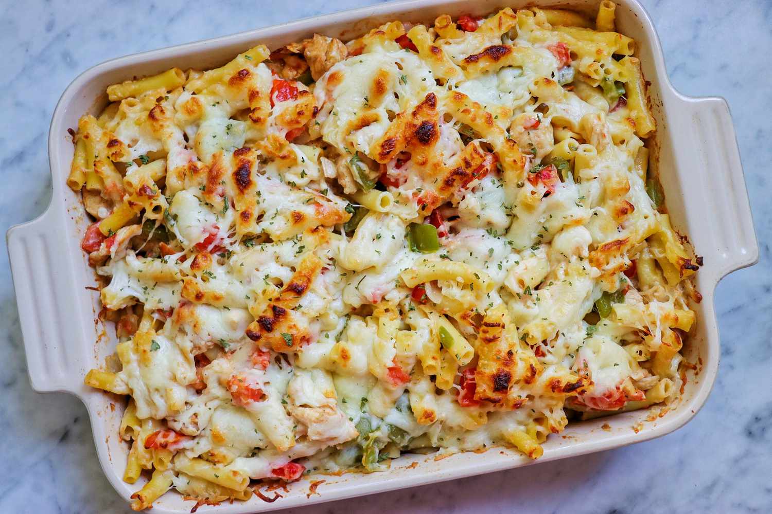 Nướng ziti alfredo với gà Cajun