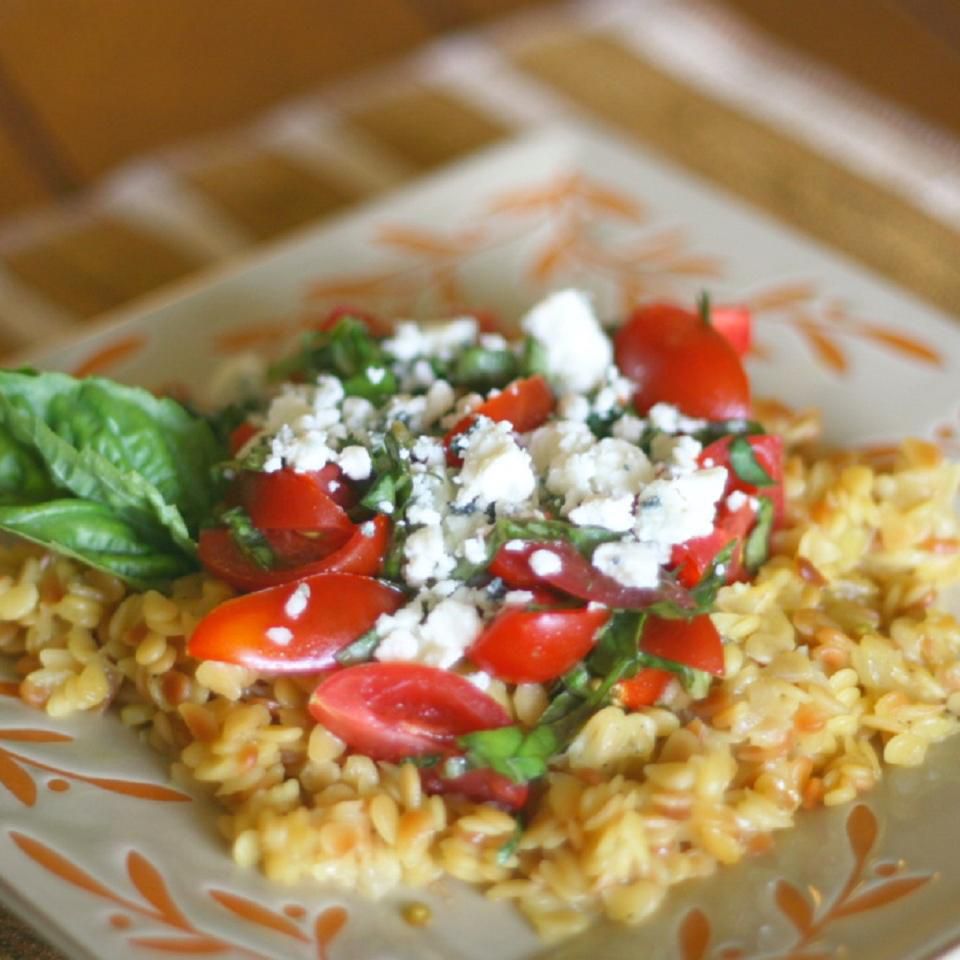 Orzo với cà chua, húng quế và gorgonzola