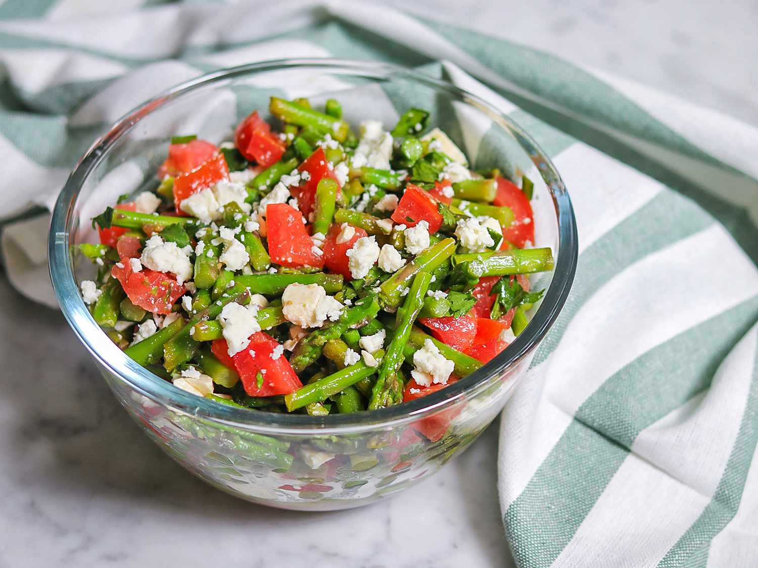 Măng tây tươi, cà chua và salad feta