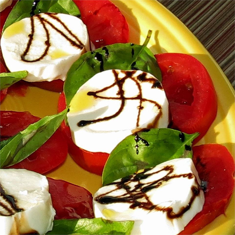 Salad Caprese với giảm balsamic