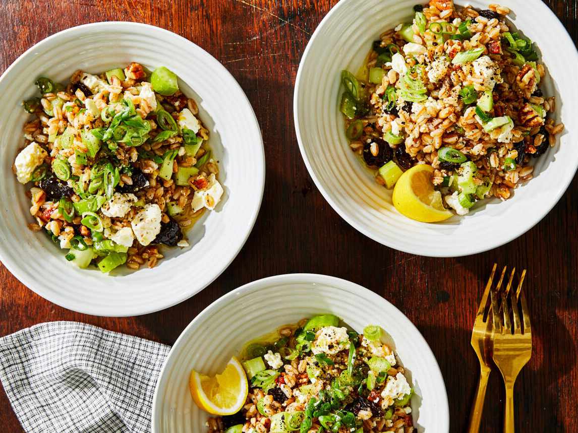 Salad farro với hồ đào, feta và anh đào