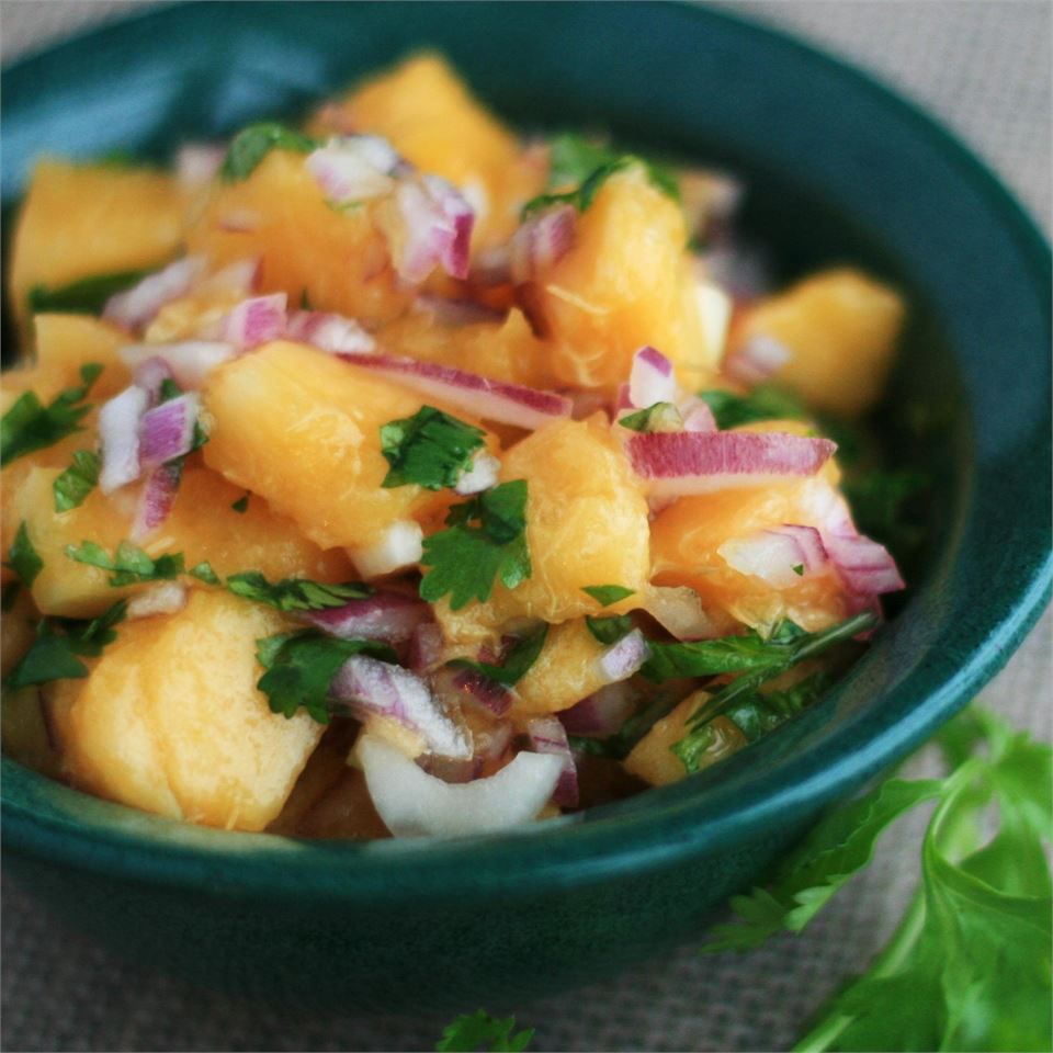 Peach salsa với rau mùi và vôi