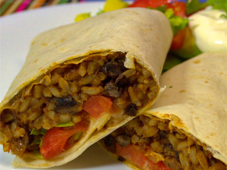 Đậu đen và burritos gạo