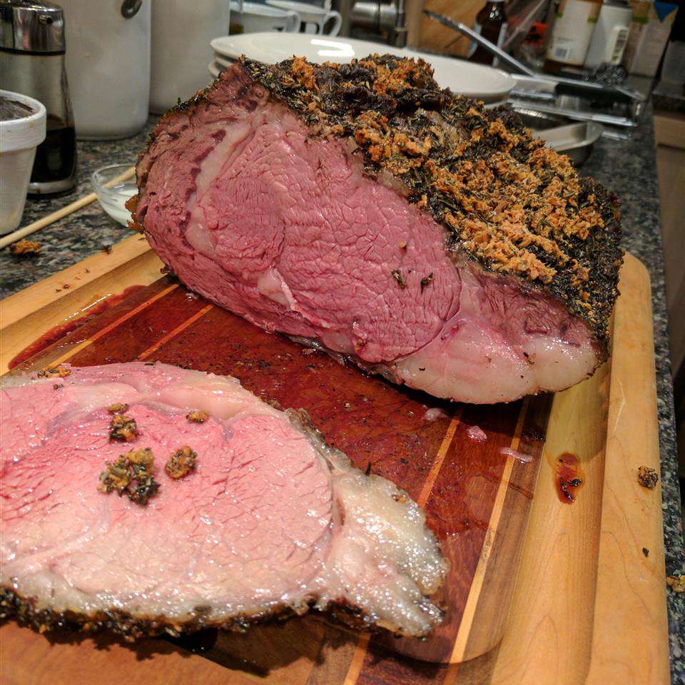 Tỏi không xương và Ribary Rubbed Prime Rib với nước sốt nấm rượu vang đỏ