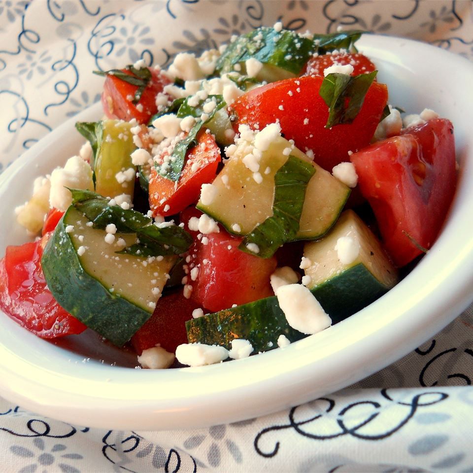 Cà chua, Basil và Feta Salad