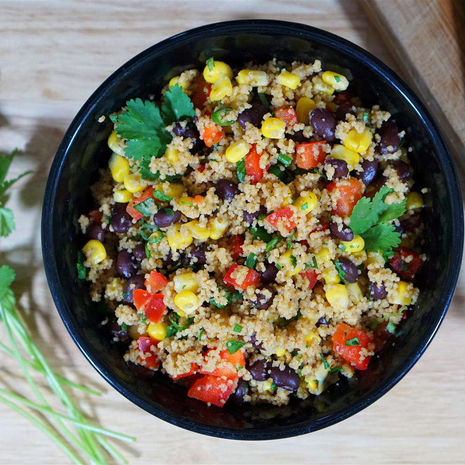 Đậu đen và salad couscous