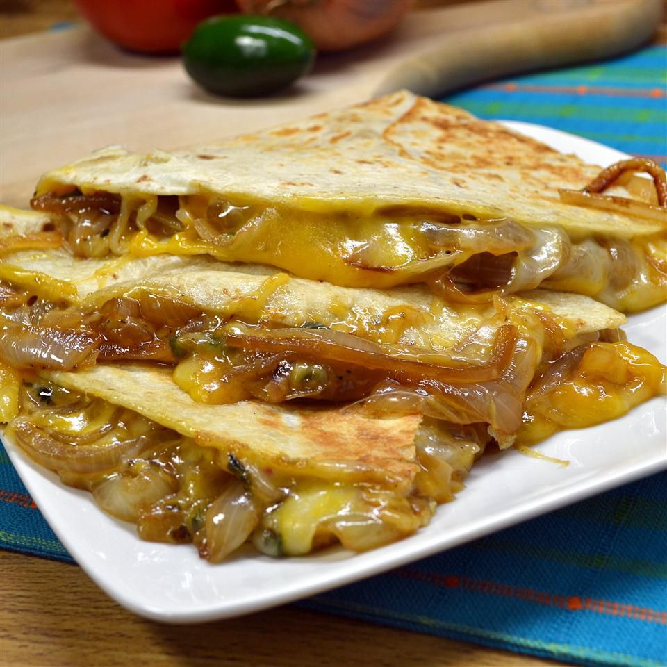 Hành tây caramen và jalapeo quesadillas
