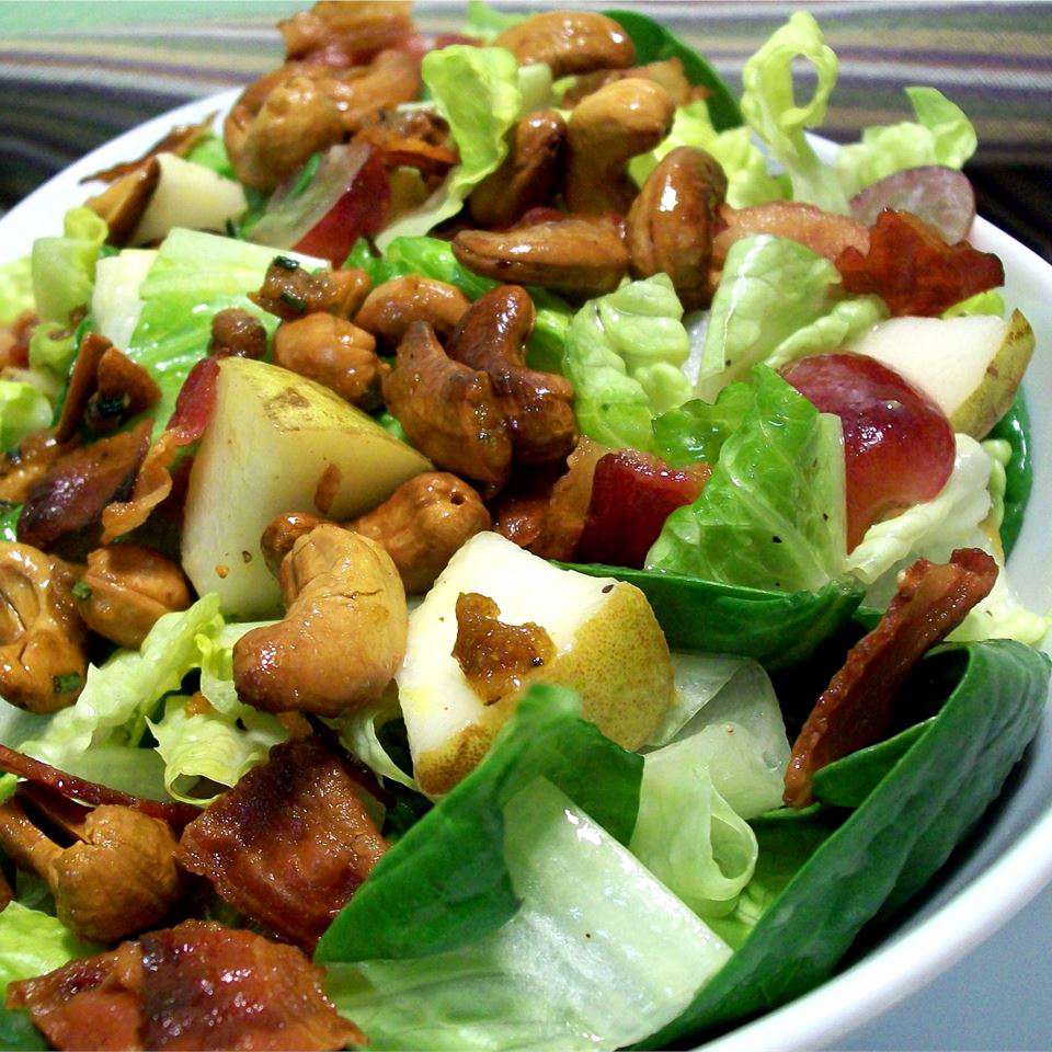 Hạt điều, lê và salad nho