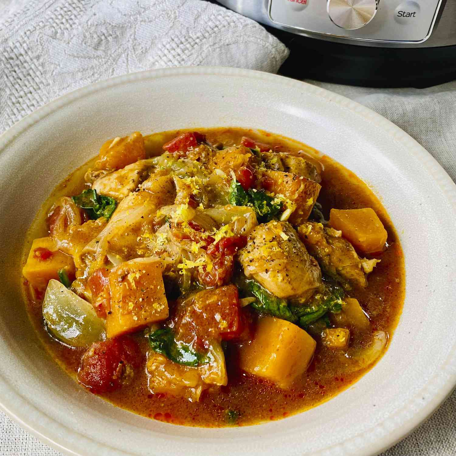 Instant Pot Chicken Tagine với Butternut Squash và Rau bina