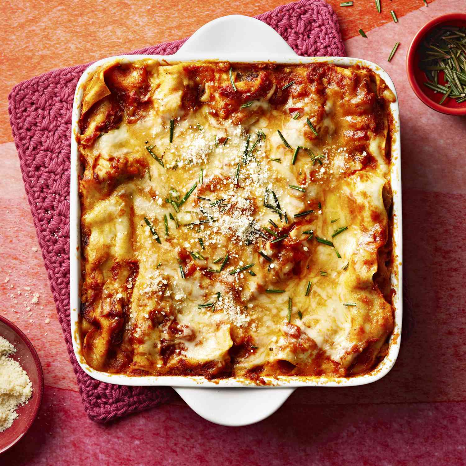 Xúc xích Ý và lasagna nấm với nước sốt bchamel