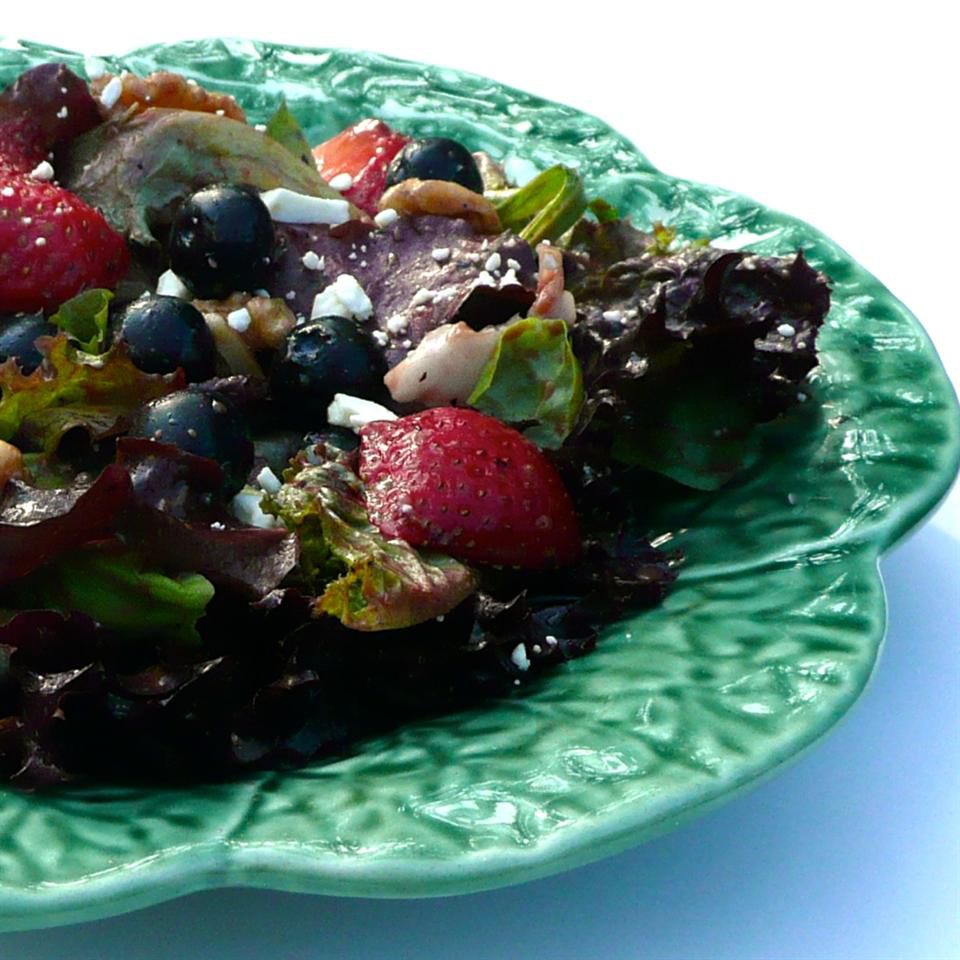 Salad mùa xuân với nước sốt blueberry balsamic