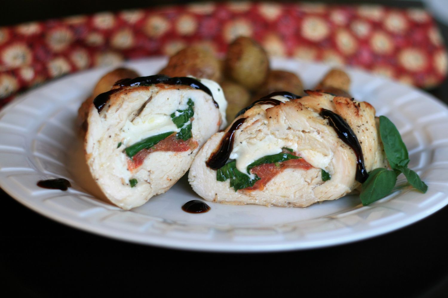 Ức gà ăn Caprese với giảm balsamic