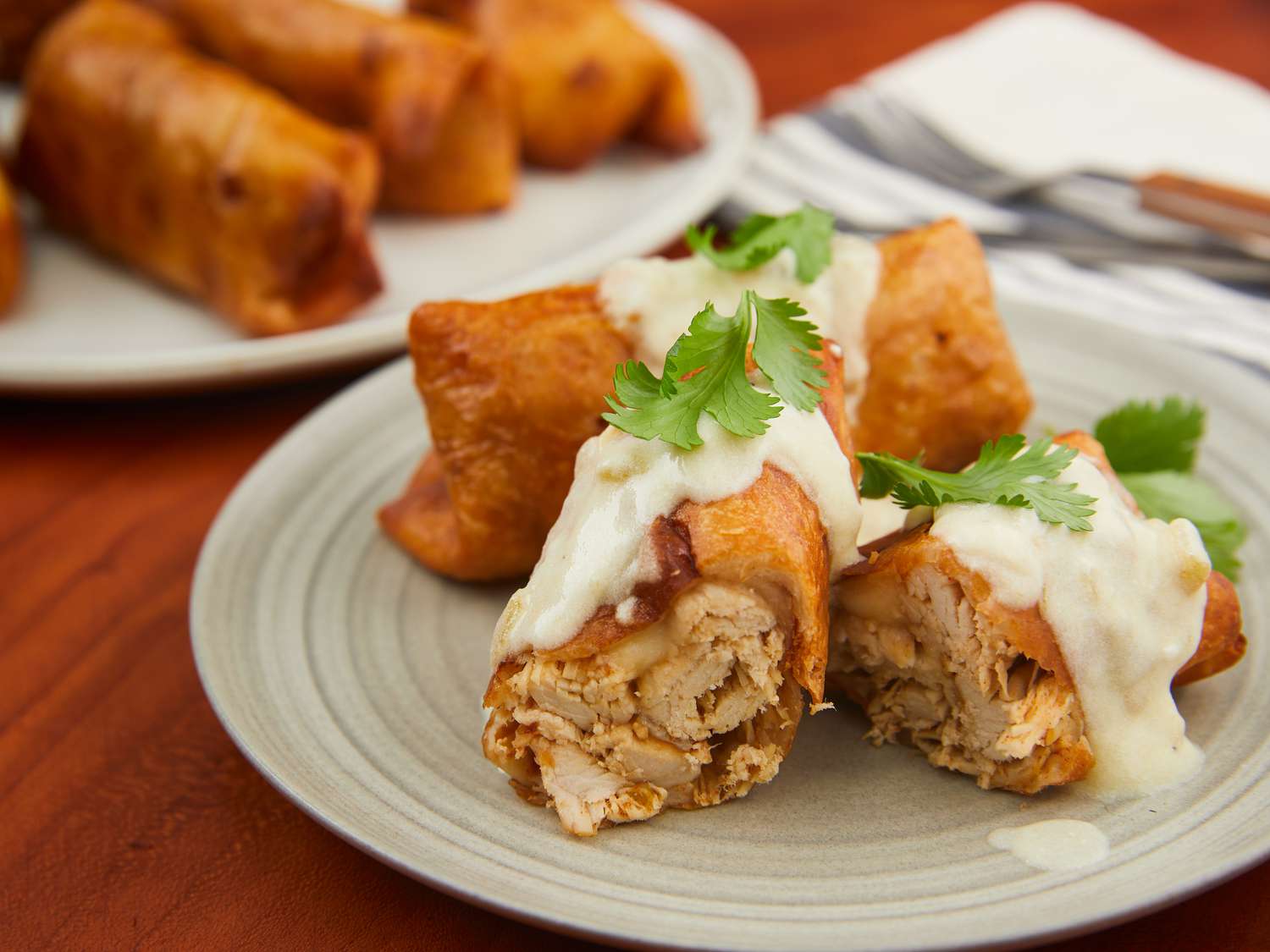 Chicken Chimichangas với sốt kem chua