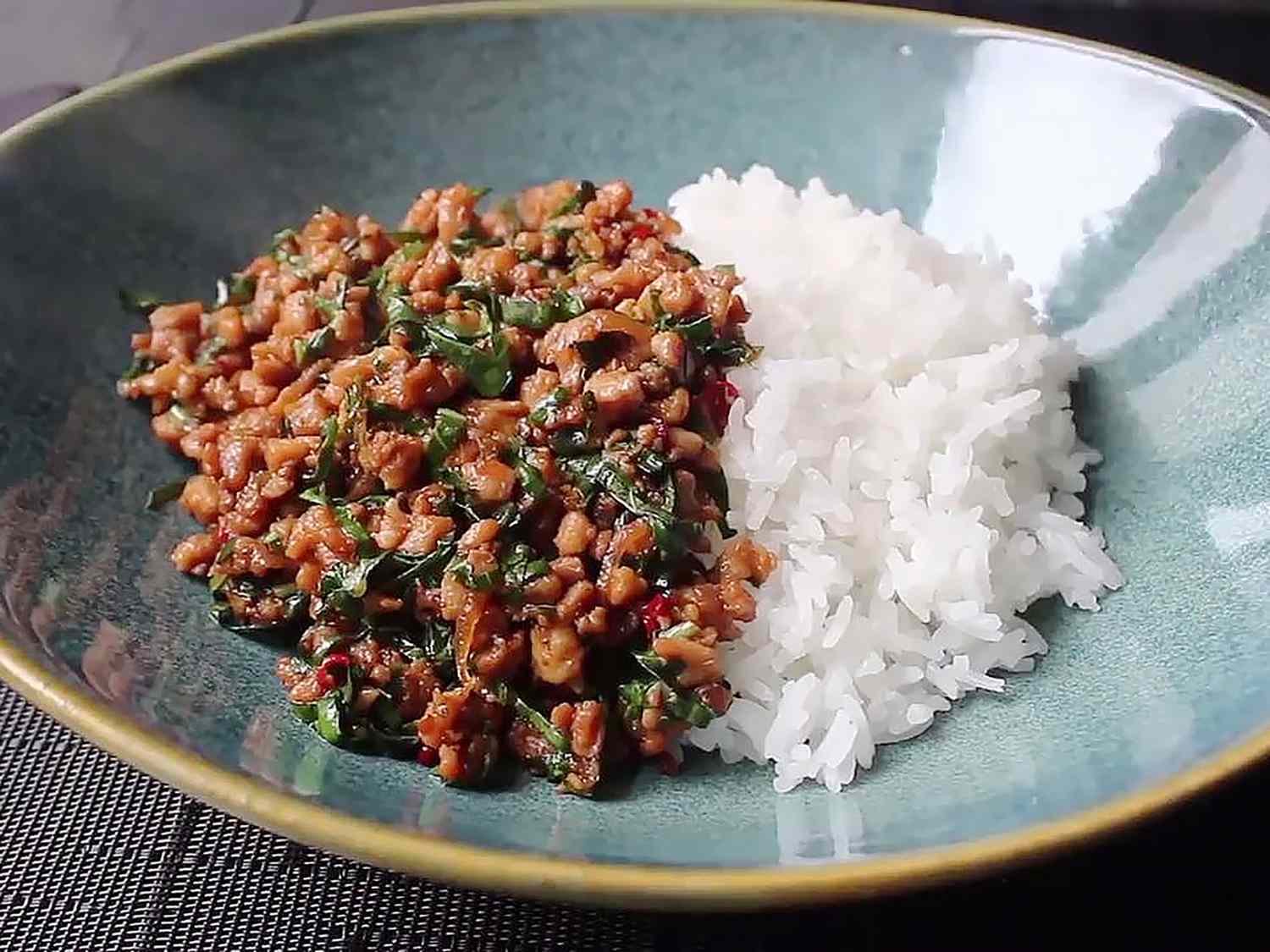 Gà Basil Basil cay (Pad Krapow Gai)