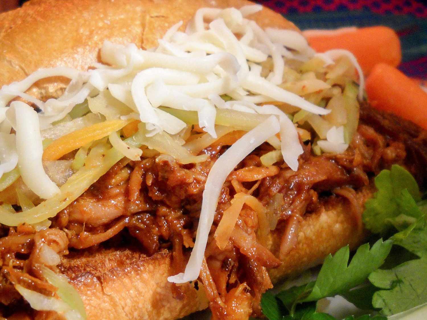 Zesty kéo bánh mì kẹp thịt lợn