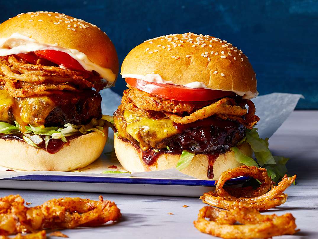 Copycat Red Robin Whiskey River BBQ Burger với ống hút hành tây