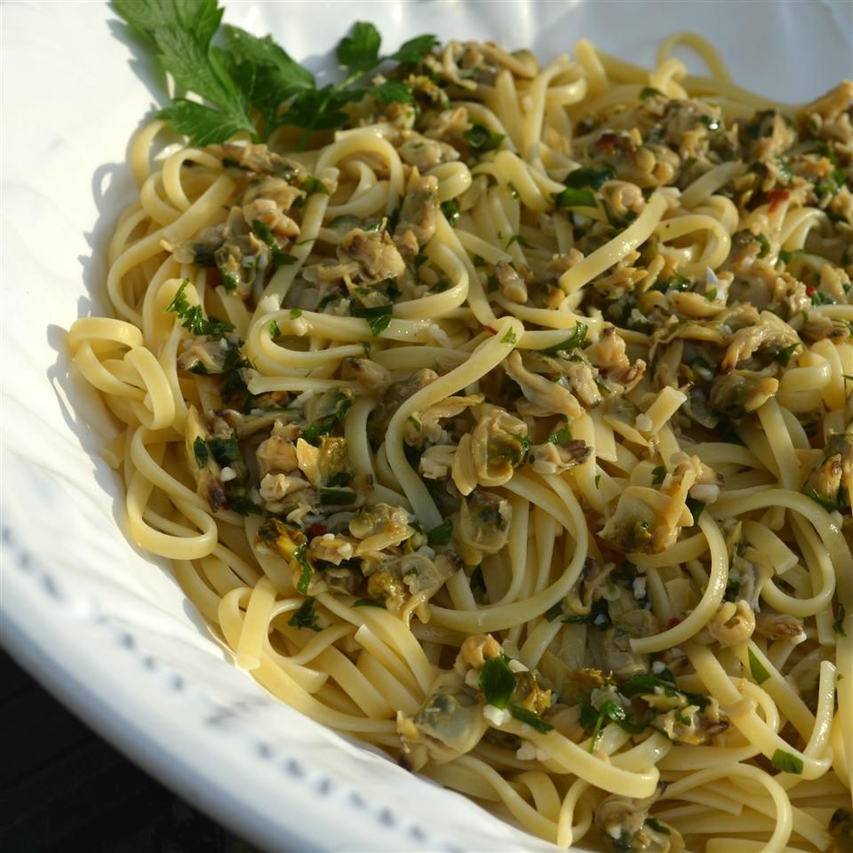 Linguine với nước sốt ngao trắng garlicky