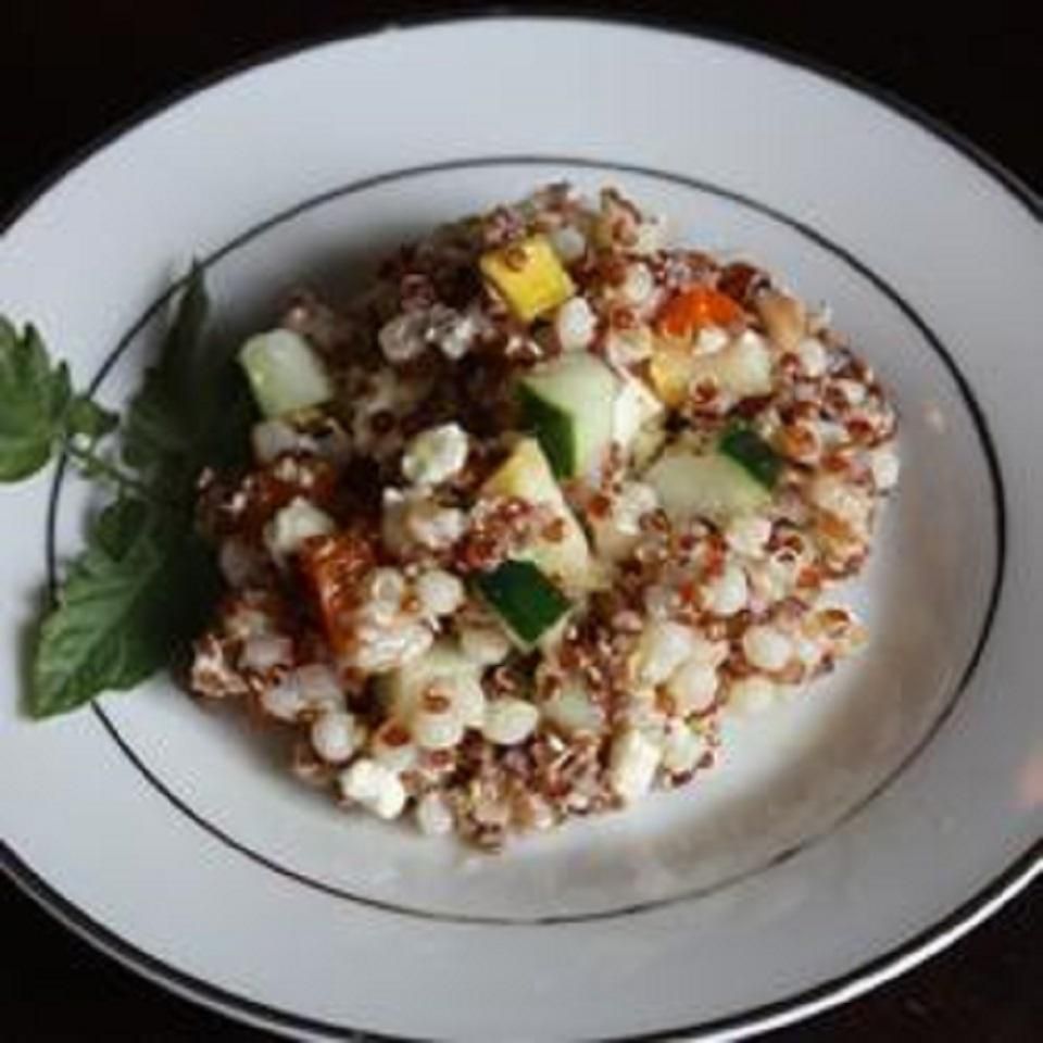 Quinoa, couscous và salad farro với rau mùa hè