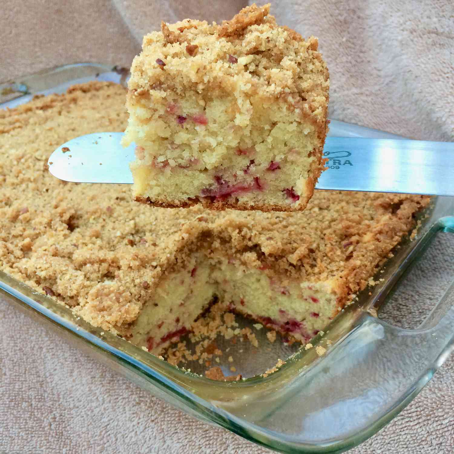 Cranberry Sour Cream Coffee Cake với Pecan Crumb Topping