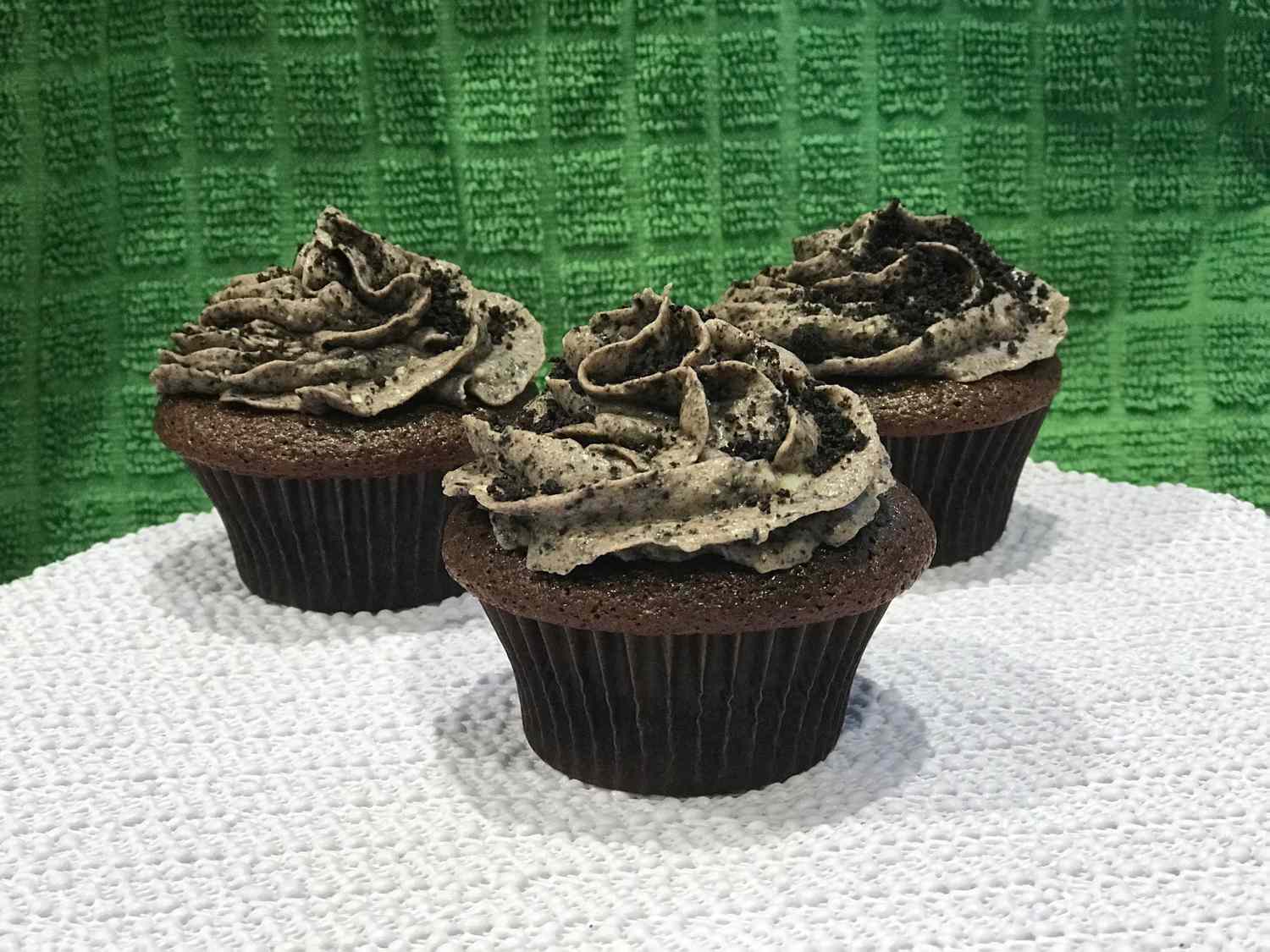 Bánh cupcake sô cô la với kem phô mai-oreo-buntercream frosting