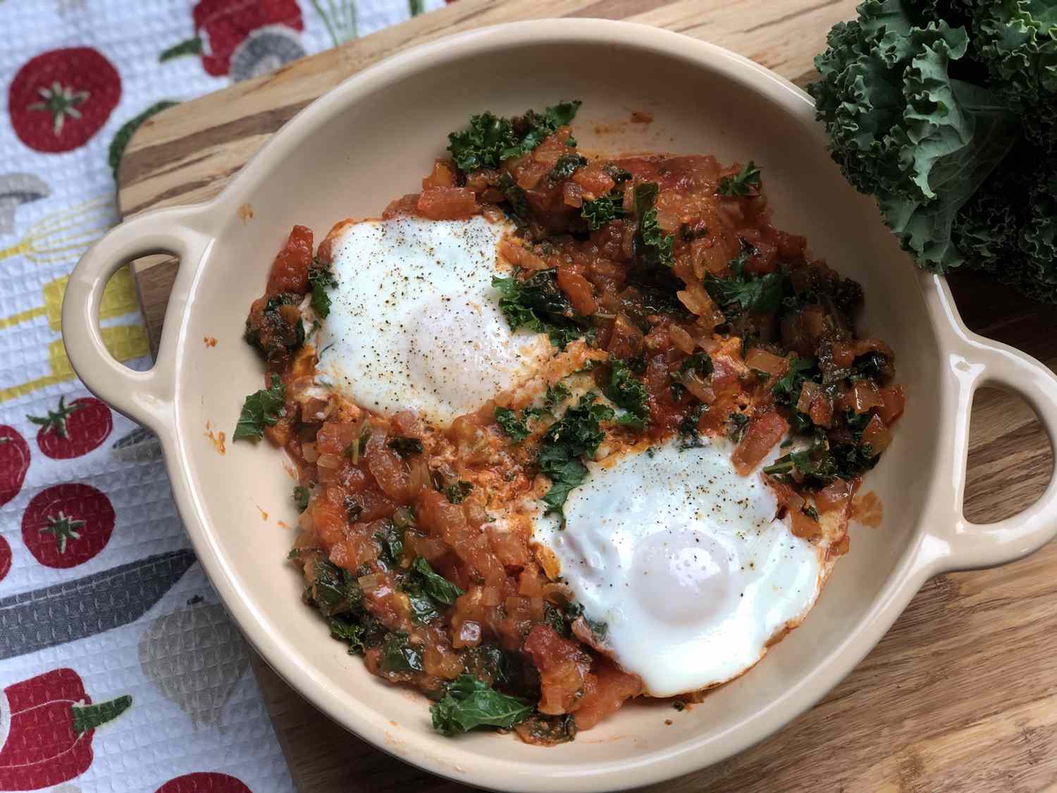 Instant Pot Paleo và Keto Egg Shakshuka với cải xoăn