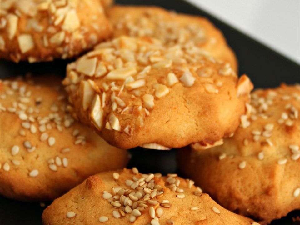 Bánh mật ong cổ đại (bánh quy gạo với các loại hạt hoặc hạt anh túc)