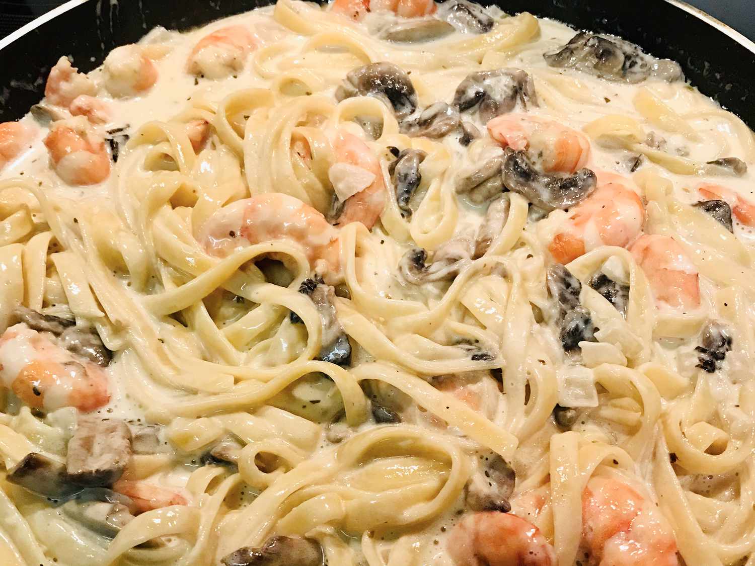 Tôm nấm alfredo pasta