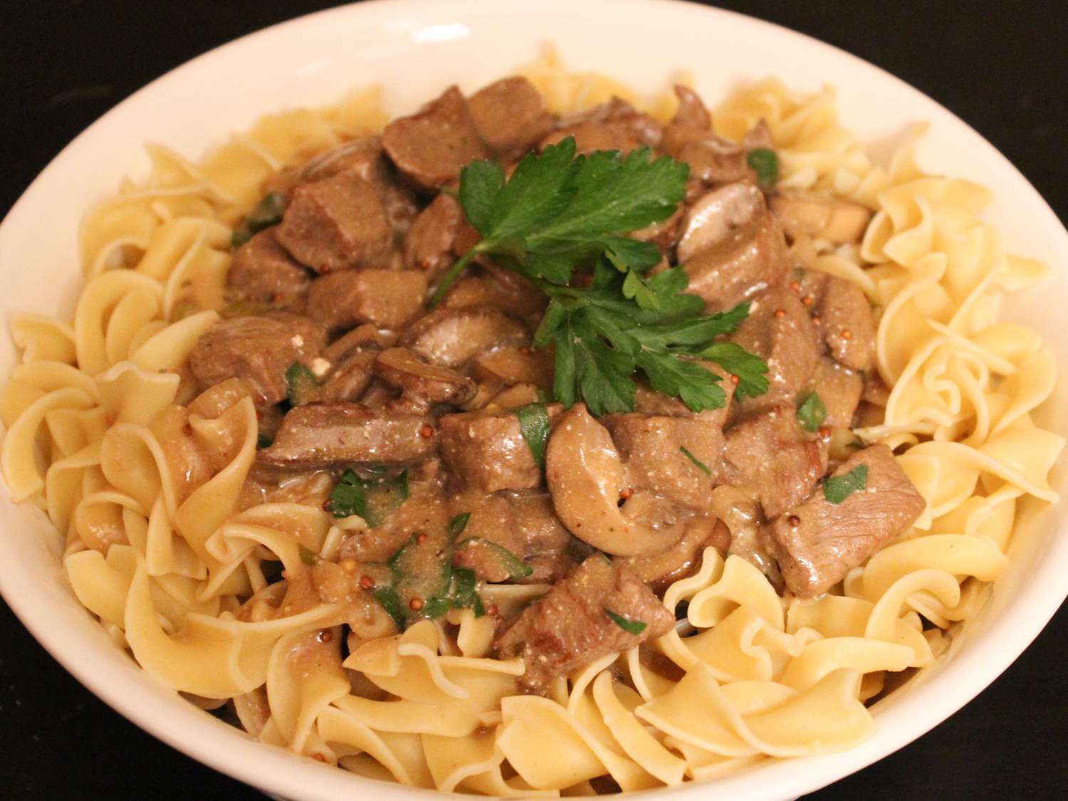 Thịt bò cổ điển Stroganoff trong nồi nấu chậm