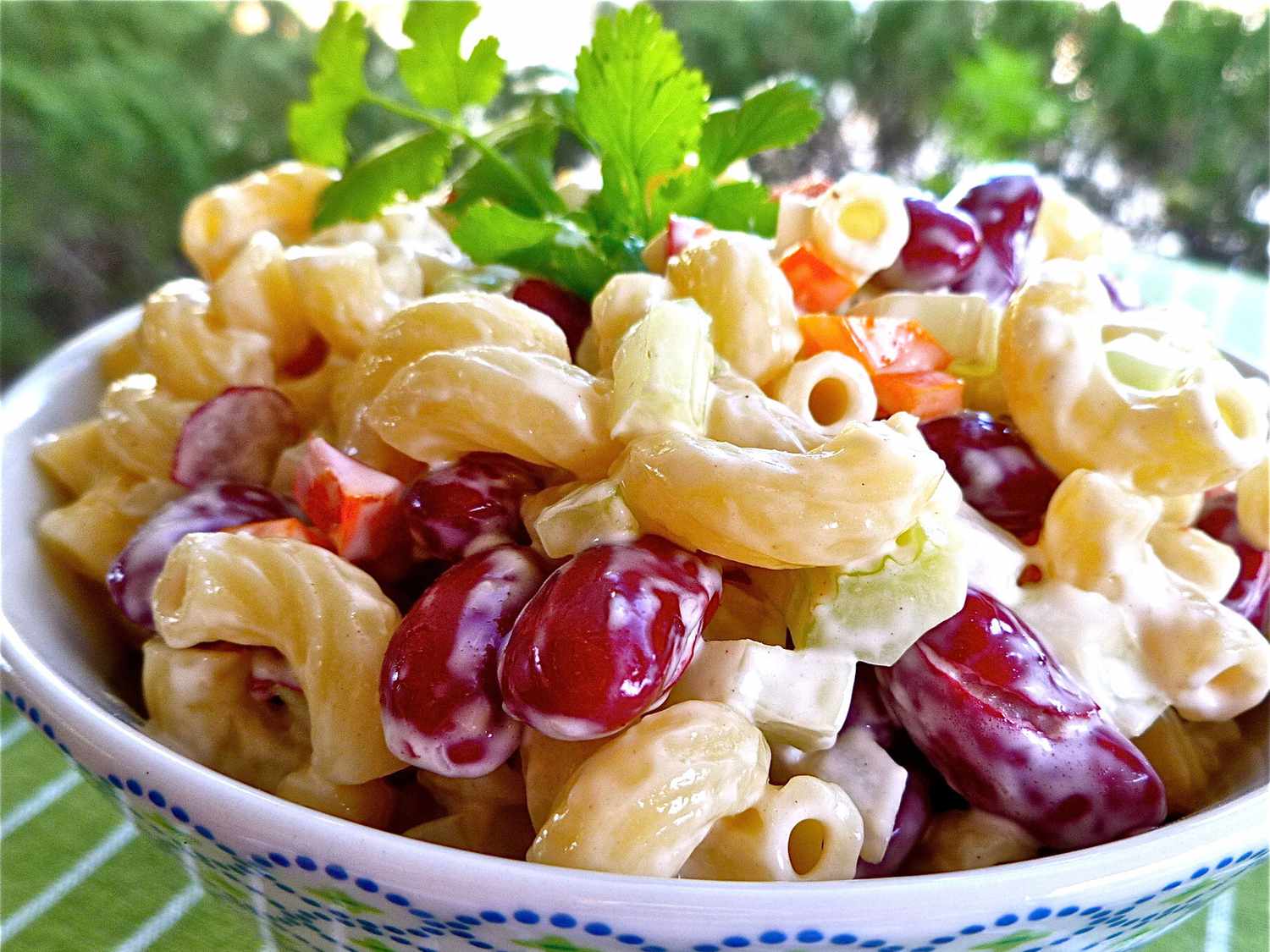 Salad macaroni khuỷu tay và salad đậu thận