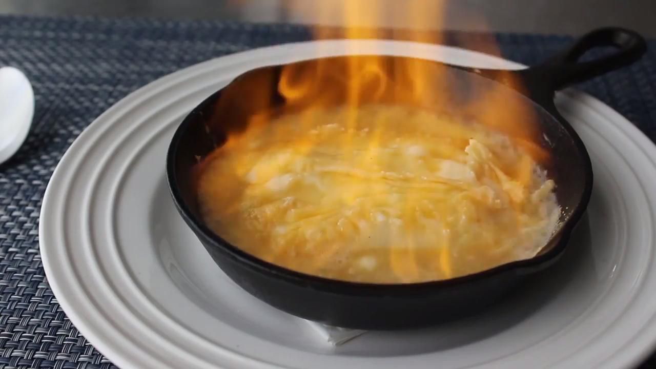 Saganaki (phô mai Hy Lạp rực lửa)