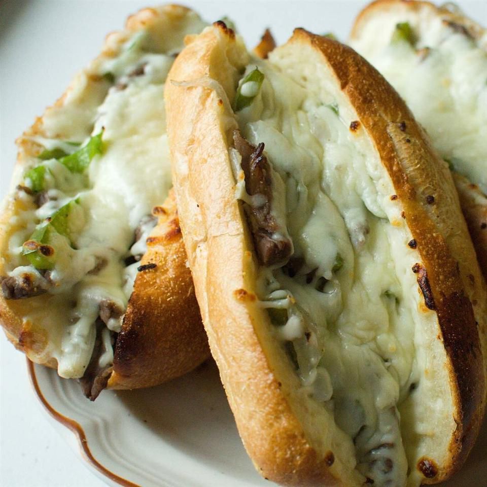 Philly Cheesesteak Sandwich với Tỏi Mayo